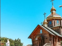 Житель Запорожской области построил потрясающую деревянную церковь - фото