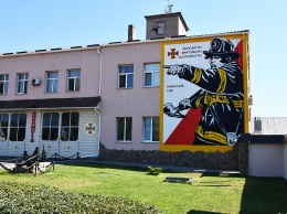 Николаевские спасатели презентовали ретро-мурал на фасаде пожарной части и другие украшения (ФОТО, ВИДЕО)