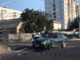 В Мелитополе утро началось с серьезного ДТП - столкнулись Ниссан и Славута (фото, видео)