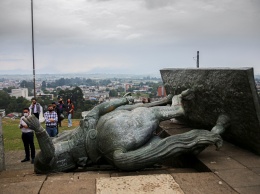 В Колумбии протестующие повалили статую конкистадора де Белалькасара
