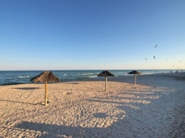 В Кирилловке погода шепчет и ценопад - на пляжах опять отдыхающие (видео)