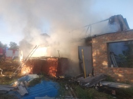 "Мать выбиралась ползком". Как сожгли дом родителям журналиста Васильца и почему молчит Офис президента