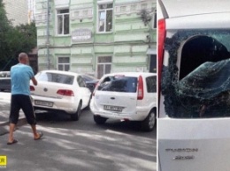 В Киеве водитель на "блатных номерах" бил ногами и царапал машину: фото неадеквата