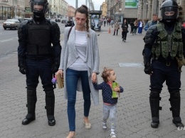 В Беларуси силовики ищут людей, бравших детей на протесты