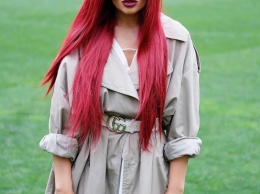 С красными волосами невероятной длины: Анна Добрыднева сменила имидж
