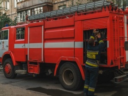 В Днепре на Бердянской горела квартира: женщину с ожогами забрала скорая