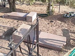 В Казанке разгромили кладбище: разбиты памятники, раскурочены могилы