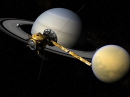Ученые заметили свежий лед на северном полюсе спутника Сатурна