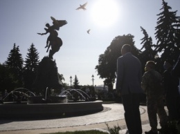На Владимирской горке открылся фонтан со скульптурой небесного покровителя Киева