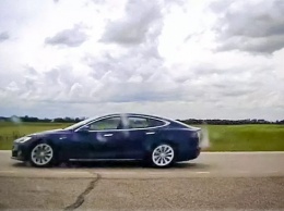 У электрокара Tesla Model X на ходу разрушается крыша