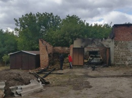 Под Харьковом горели гаражи, автомобиль и тонны сена