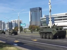 В центре Минска появилась бронетехника