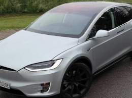Tesla Model X буквально сносит крышу