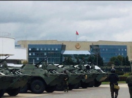 Центр Минска оцепили силовики и бронетехника (фото)
