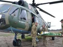 В Днепр вертолетом доставили бойца с минно-взрывной травмой