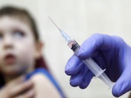 Лишь около 30% украинцев считают вакцинацию безопасной, но порядка 70% - нужной