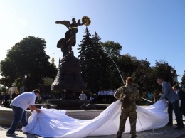 В киевском парке "Владимирская горка" появилась новая скульптура с фонтаном. Фото