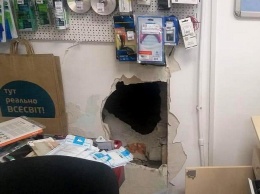 Двое жителей Марганца пытались обокрасть магазин через дыру в стене