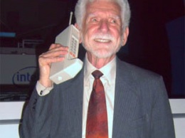Первый мобильный телефон вышел 37 лет назад и весил 800 граммов. Фото