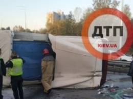 В Киеве фура попала в серьезное ДТП, движение парализовано: фото