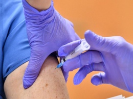 В РФ разрешили испытать еще одну вакцину от COVID-19