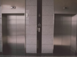 В Киеве лифт едва не убил человека: страшный момент попал на видео