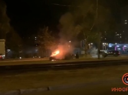 В Днепре на Донецком шоссе на ходу загорелся Nissan