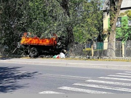 Пытался объехать легковушку: грузовик протаранил забор медучилища в Измаиле