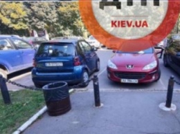 В Киеве оставили жесткое послание "герою парковки", перекрывшему проход: фото