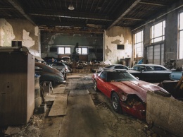 В здании заброшенной школы нашли редкие автомобили