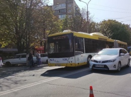 В центре Мариуполя маршрутный автобус столкнулся с такси, - ФОТО