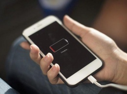 Что нельзя делать со смартфоном на зарядке: опубликованы советы экспертов