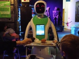 Роботы-официанты обслуживают гостей в британском ресторане