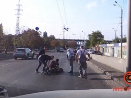 В Днепре на Набережной Заводской у мужчины случился приступ судорог: помощь оказывал заммэра Лысенко