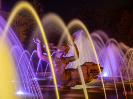 Буйство ярких красок и воды: как в Днепре выглядит фонтан "Муза" осенним вечером