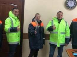 Одесским коммунальщикам выдали фирменные теплые куртки