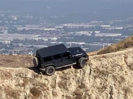 Застрявший Jeep бросили на вершине горы