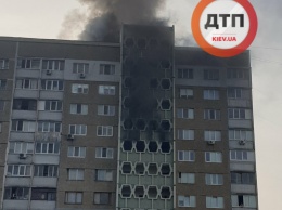 В Киеве на Троещине загорелась многоэтажка. Фото