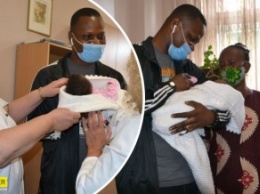 В Тернополе иностранец забрал малыша из больницы, где умерла его жена: из глаз текли слезы