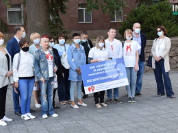 Деньги ради жизни: медики и пациенты отделения гемодиализа вышли на пикет перед Николаевским облсоветом