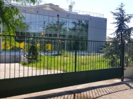 В Симферополе частную фирму заставят снести незаконно установленный забор на муниципальном участке