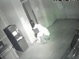 Подрыв банкомата грабителями попал на видео