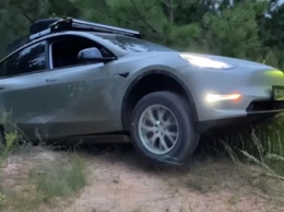 Электромобиль Tesla Model Y отправили на бездорожье: что отвалилось от машины