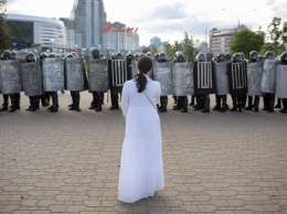 Марши протеста в Беларуси: и в регионах в первых рядах - женщины