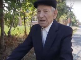 Ездит на мопеде и фоткается: под Винницей 100-летний дед поражает своей активностью