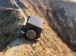 Энтузиасты спасли Jeep Wrangler, застрявший на горной тропе (ВИДЕО)