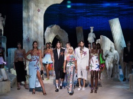 На дне морском: коллекция Versace весна-лето 2021