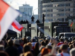 В Минске перекрыли подходы к площади Победы и начали стягивать технику силовиков