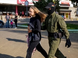 В Минске силовики задерживают участниц женского марша
