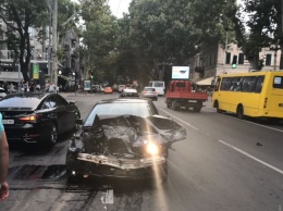 18-летний водитель на BMW врезался в припаркованные на Ришельевской четыре автомобиля: один из них отбросило на пешехода
